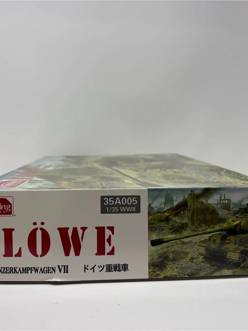 Amusing Hobby Löwe Panzerkampfwagen VII Tank Model Kit WWII
